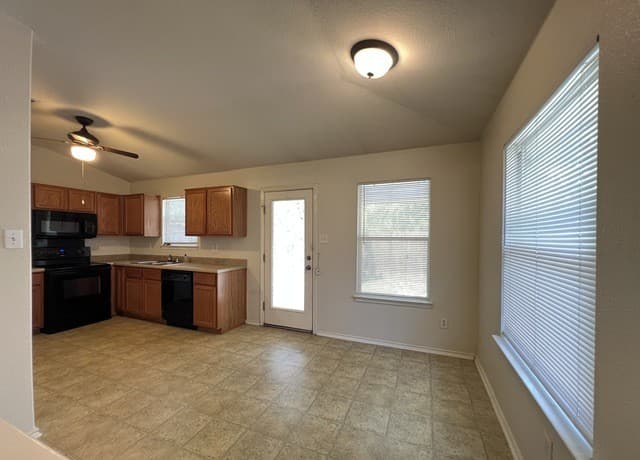 rental at 1535  Hawkwolf Crk in San Antonio, TX — photo 5