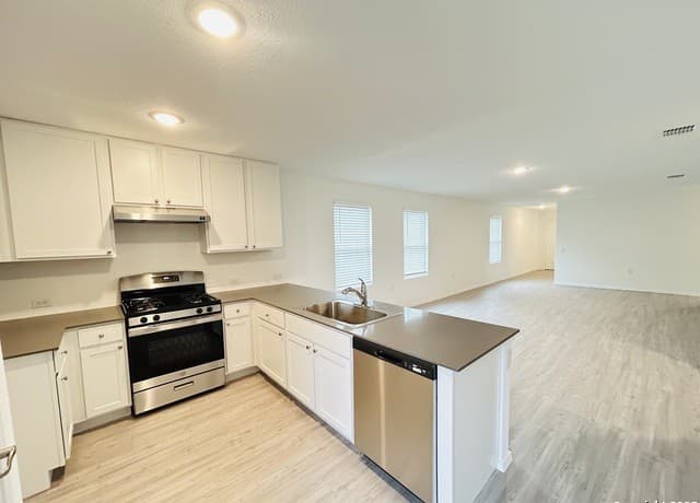 rental at 1435  Riojas Rd in San Antonio, TX — photo 3