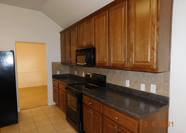 rental at 15713  Fair Lane in San Antonio, TX — photo 5
