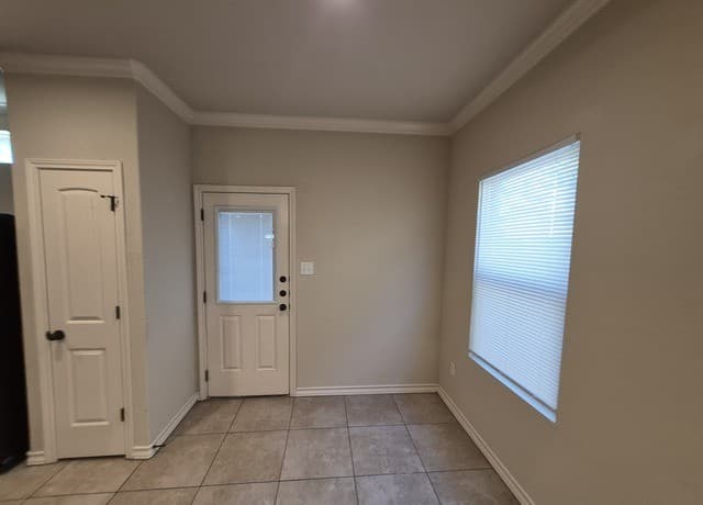 3-bedroom rental at 7042 Lakeview Dr. Unit 102 in San Antonio, TX — photo 5