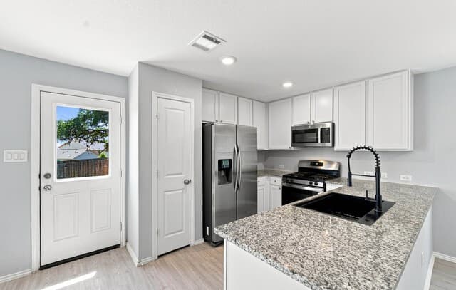 rental at 10111  Gap Crk in San Antonio, TX — photo 2