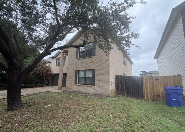 rental at 8110  Stagwood Hl in San Antonio, TX — photo 2