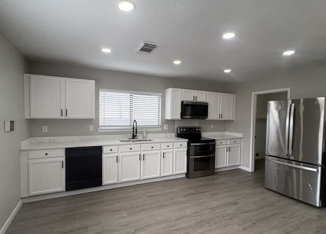 rental at 8110  Stagwood Hl in San Antonio, TX — photo 5