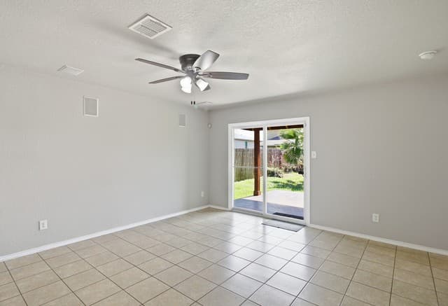 rental at 2334  Camberly Vw in Converse, TX — photo 4
