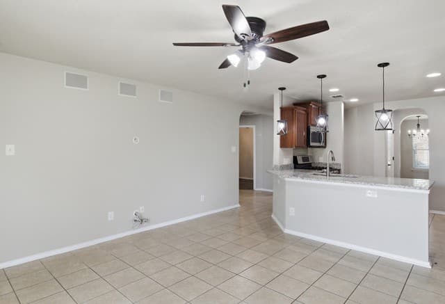 rental at 2334  Camberly Vw in Converse, TX — photo 5