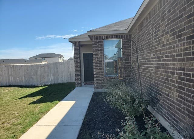 rental at 305  Dakota Crk in New Braunfels, TX — photo 3