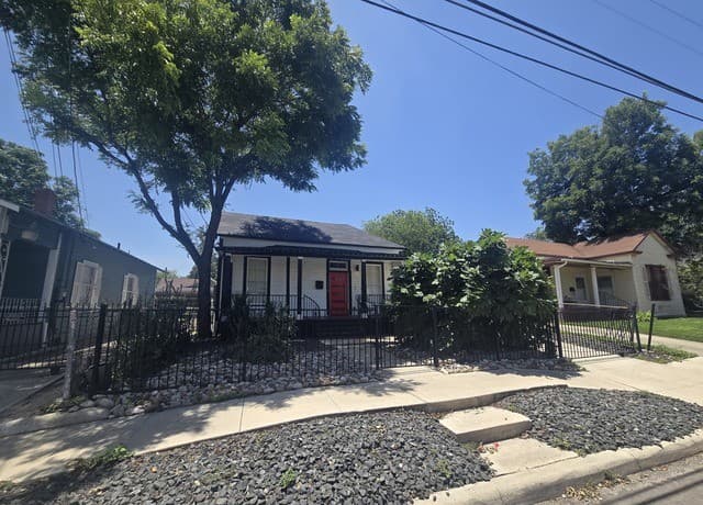 rental at 1118  Nolan St in San Antonio, TX — photo 1