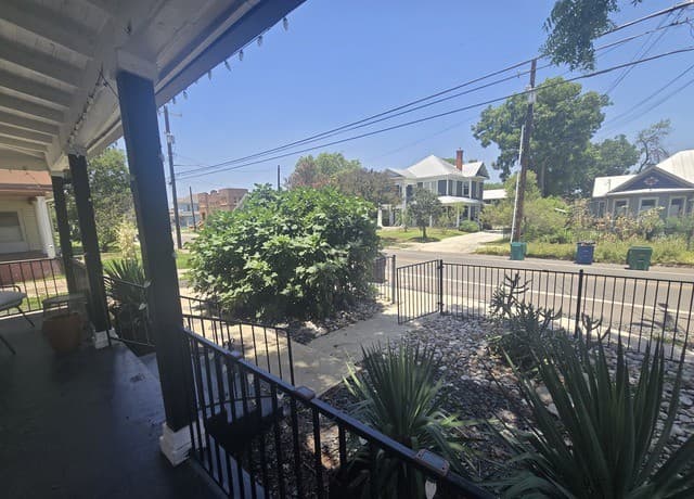 rental at 1118  Nolan St in San Antonio, TX — photo 5