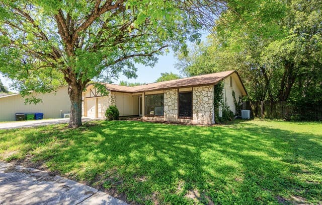 rental at 14110  Clover Hill in San Antonio, TX — photo 2