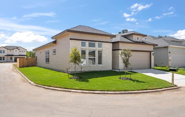 rental at 215  Park Circle in Hondo, TX — photo 3