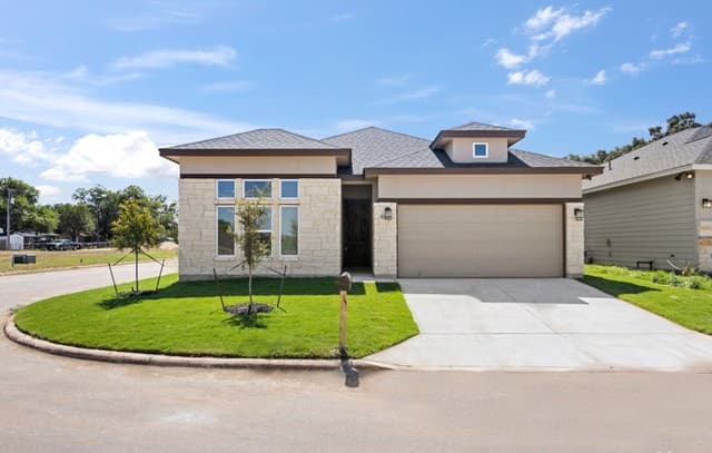 rental at 215  Park Circle in Hondo, TX — photo 4