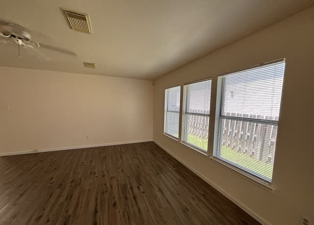 rental at 8214  Chestnut Manor Dr in Converse, TX — photo 4