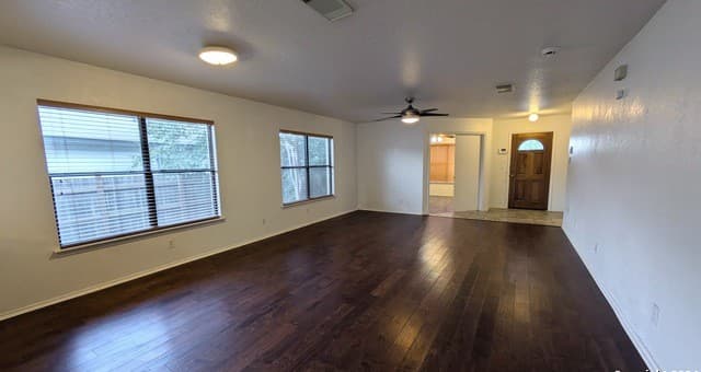 rental at 5015  Viking Coral in San Antonio, TX — photo 4