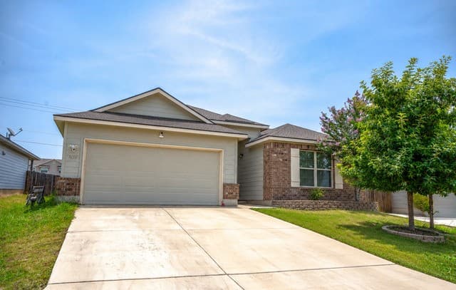 rental at 7654  Champion Creek in San Antonio, TX — photo 2