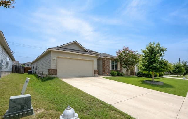 rental at 7654  Champion Creek in San Antonio, TX — photo 3