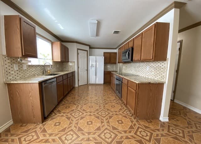 rental at 7940  Abbotts Pointe in San Antonio, TX — photo 4