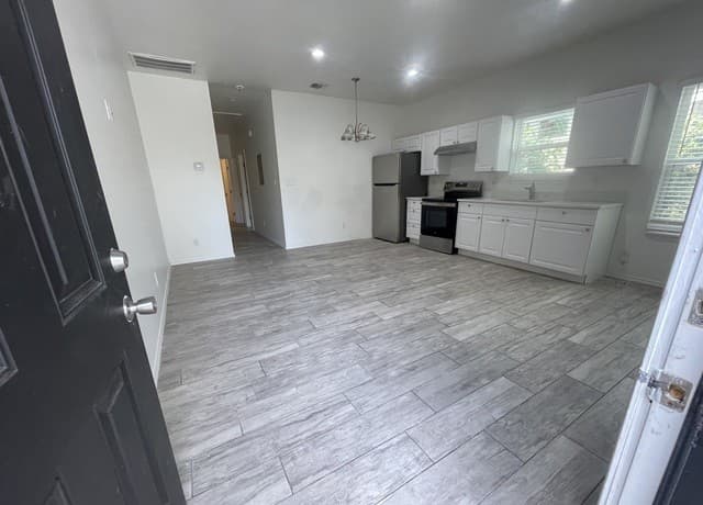 rental at 4207  Commercial Unit 102 in San Antonio, TX — photo 1