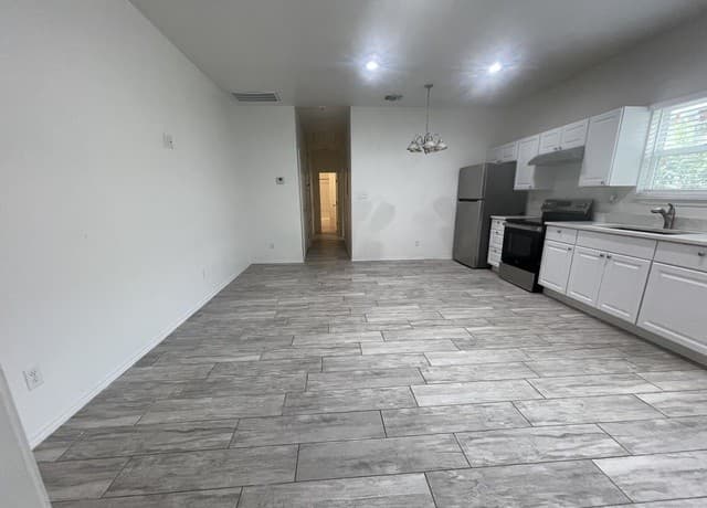 rental at 4207  Commercial Unit 102 in San Antonio, TX — photo 4