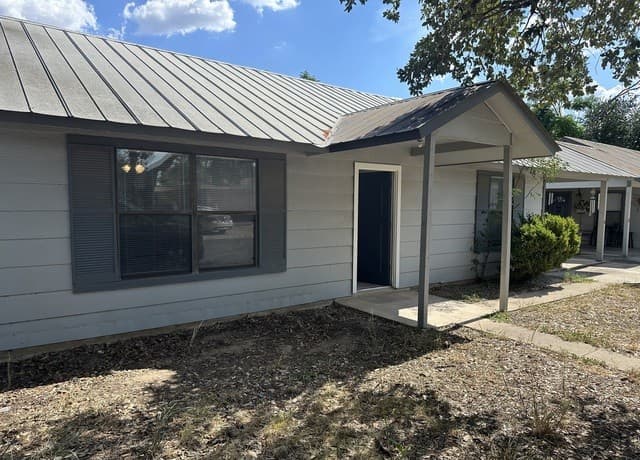 rental at 401  W Adams in Pleasanton, TX — photo 1