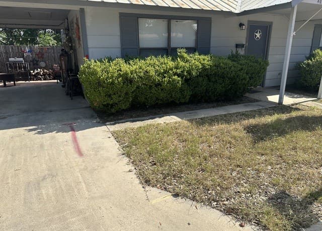 rental at 401  W Adams in Pleasanton, TX — photo 2