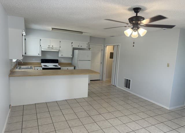 rental at 401  W Adams in Pleasanton, TX — photo 3