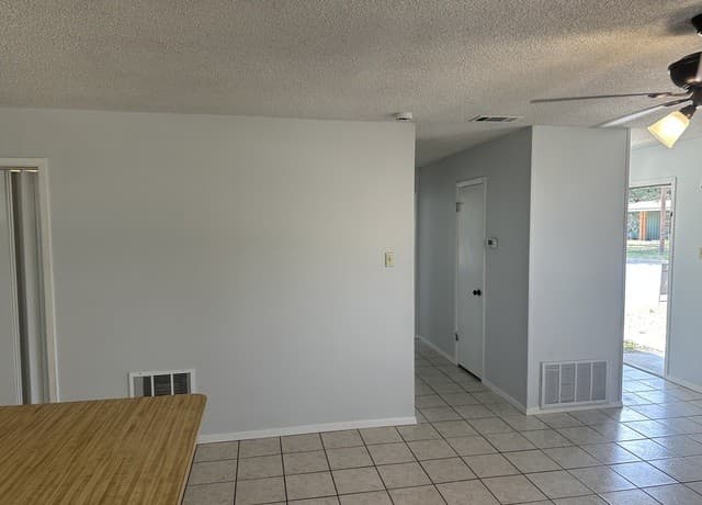 rental at 401  W Adams in Pleasanton, TX — photo 4
