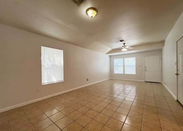 rental at 7302  Trail Xing in San Antonio, TX — photo 3