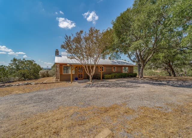 rental at 1660  Mciver in Canyon Lake, TX — photo 2