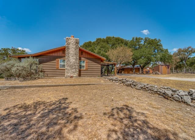 rental at 1660  Mciver in Canyon Lake, TX — photo 3