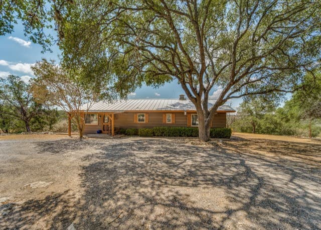 rental at 1660  Mciver in Canyon Lake, TX — photo 4