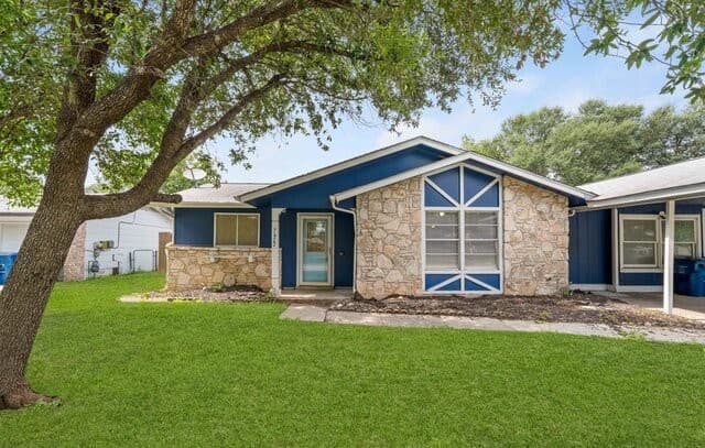 rental at 7422  Stonehouse Dr in San Antonio, TX — photo 2