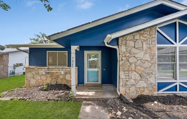 rental at 7422  Stonehouse Dr in San Antonio, TX — photo 3