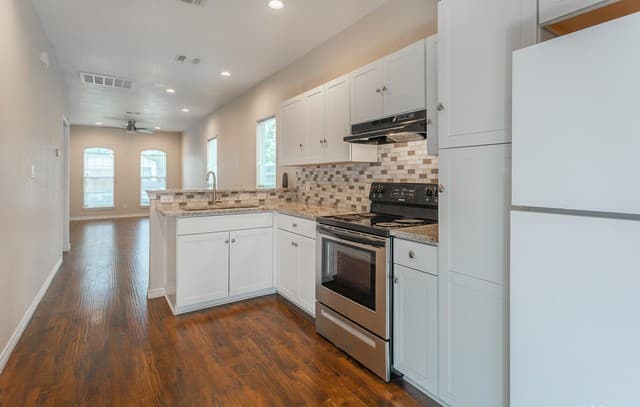 rental at 2009  Colima St in San Antonio, TX — photo 2