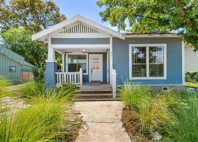 rental at 2213 N Flores Street in San Antonio, TX — photo 1