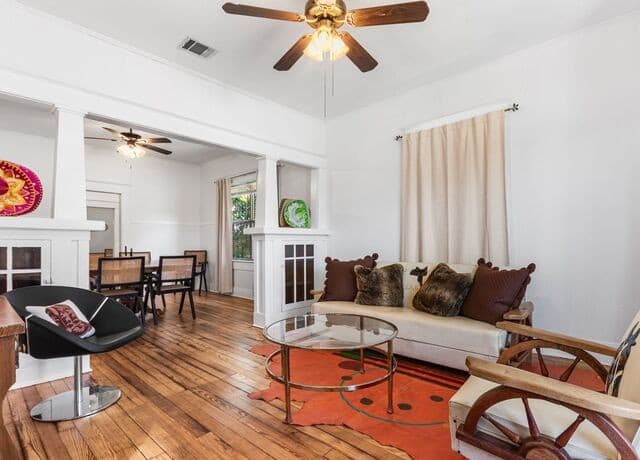rental at 2213 N Flores Street in San Antonio, TX — photo 2