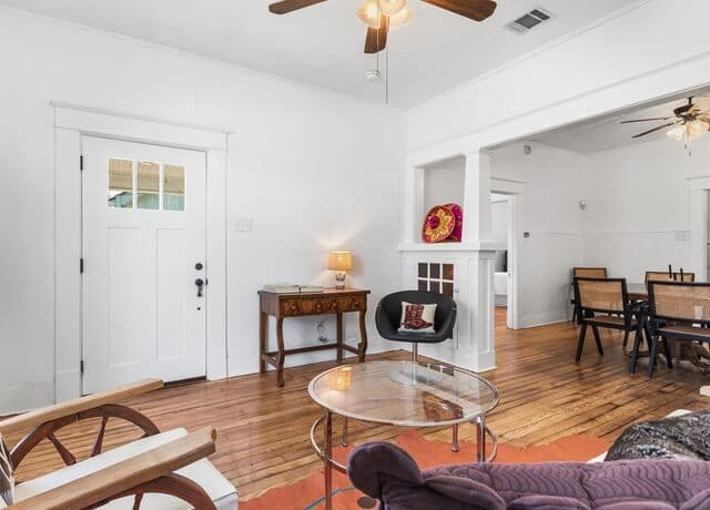 rental at 2213 N Flores Street in San Antonio, TX — photo 3