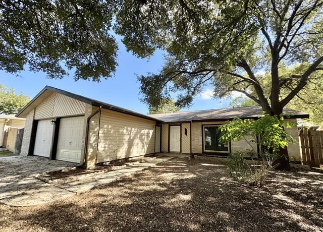 rental at 5806  Misty Gln in San Antonio, TX — photo 2