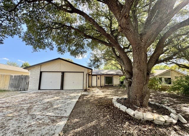 rental at 5806  Misty Gln in San Antonio, TX — photo 3