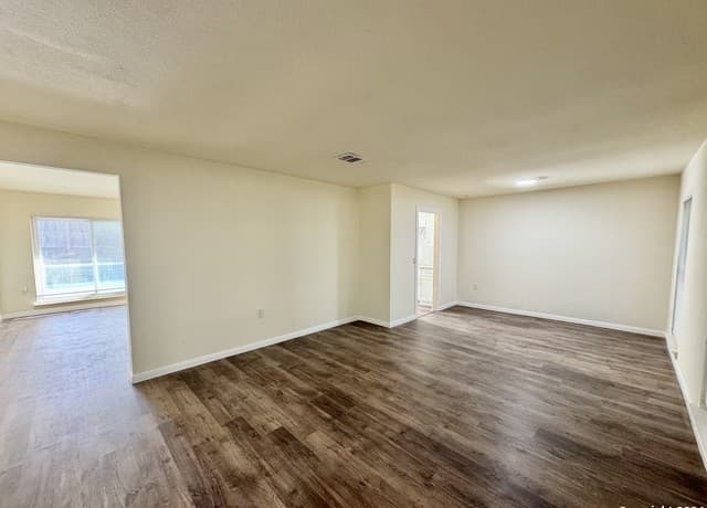 rental at 5806  Misty Gln in San Antonio, TX — photo 4
