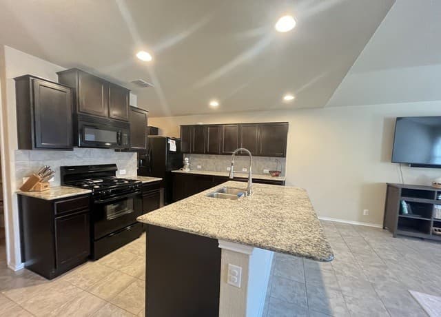 rental at 8919  Bowen Br in San Antonio, TX — photo 2