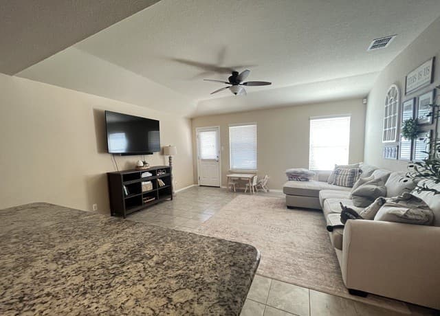 rental at 8919  Bowen Br in San Antonio, TX — photo 3