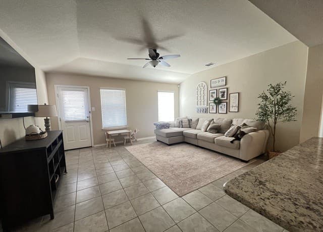 rental at 8919  Bowen Br in San Antonio, TX — photo 4