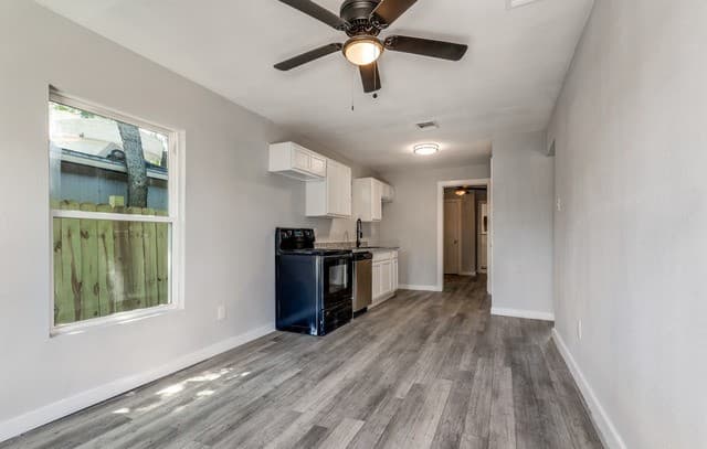 3-bedroom rental at 2017 Lyons St in San Antonio, TX — photo 2