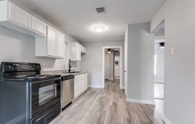 3-bedroom rental at 2017 Lyons St in San Antonio, TX — photo 4