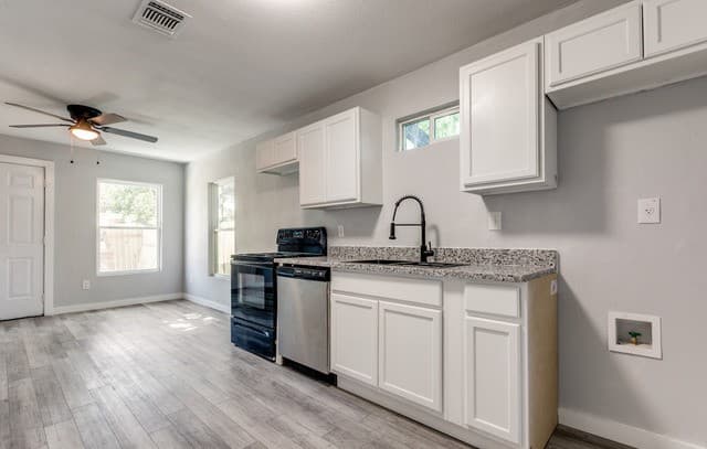 3-bedroom rental at 2017 Lyons St in San Antonio, TX — photo 5