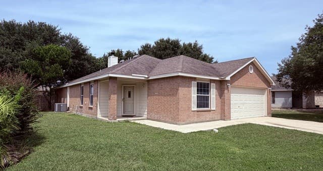 rental at 16511  Clydesdale RUN in Selma, TX — photo 2