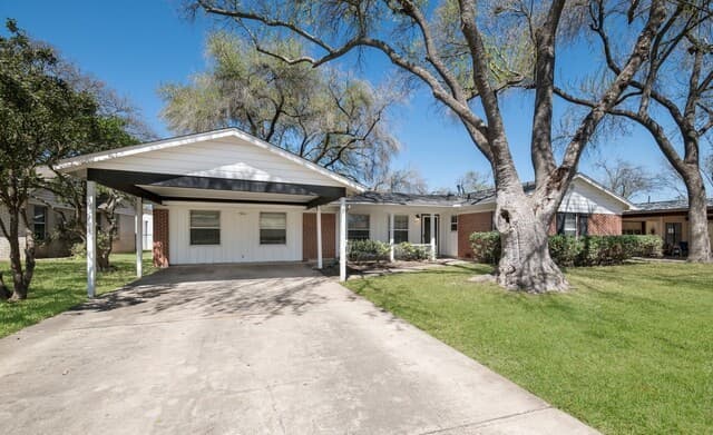 rental at 425 E Byrd Blvd in Universal City, TX — photo 1