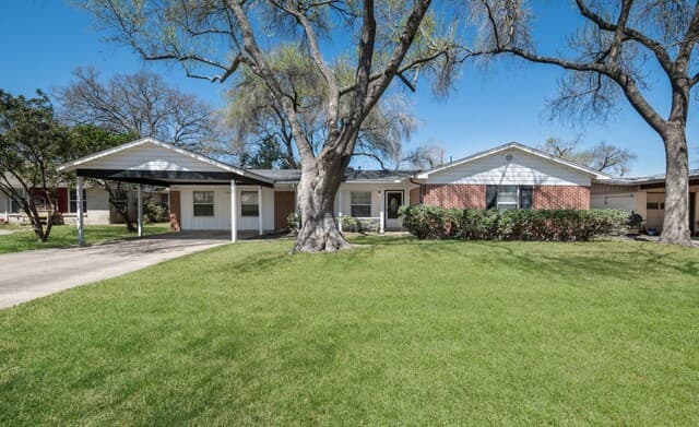 rental at 425 E Byrd Blvd in Universal City, TX — photo 2