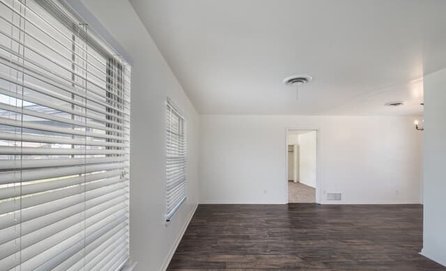 rental at 425 E Byrd Blvd in Universal City, TX — photo 3
