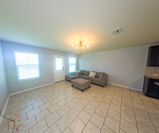 rental at 6915  Quantum Loop in San Antonio, TX — photo 5
